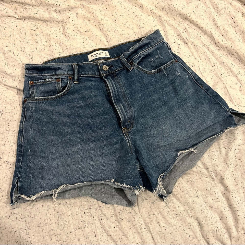 Abercrombie & Fitch HR Mom Shorts 4”
